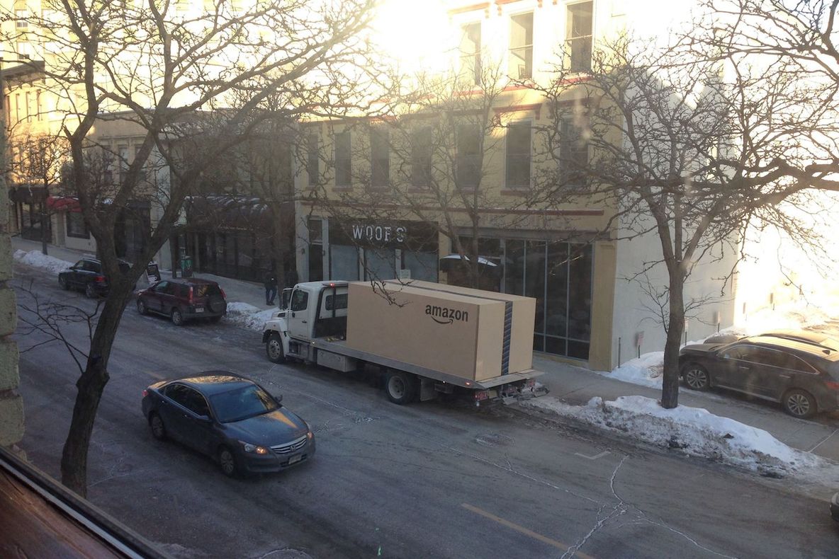 Ce se afla în cel mai mare colet primit prin curier. Vecinii au rămas cu gura căscată