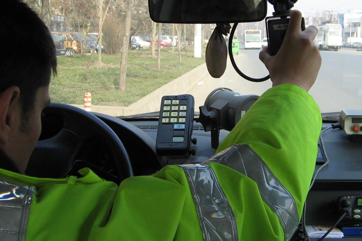 Tânăr din Capitală, PRINS A ZECEA OARĂ la volan FĂRĂ PERMIS