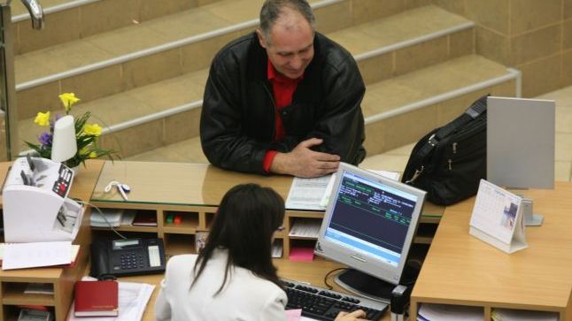 RESTANŢELE la bănci ale românilor au atins un nou RECORD