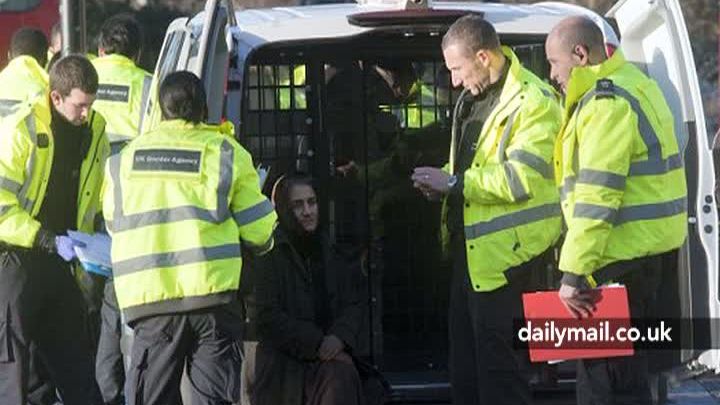 OFENSIVA poliţiştilor britanici împotriva imigranţilor romi