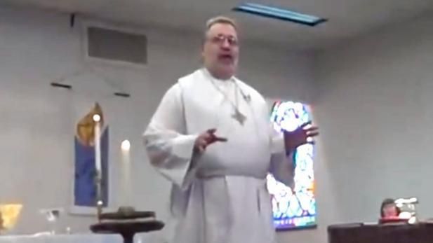 Scenă șocantă într-o biserică din SUA. Ce a făcut un preot în fața enoriașilor 