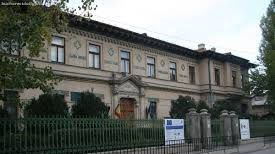 O învăţătoare de la Şcoala Centrală, acuzată că-i pune pe elevi să dea cu capul de perete