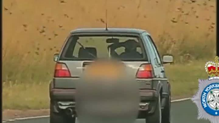 ŞOFER TERIBILIST. Conducea maşina fără mâini, cu 100 km/h