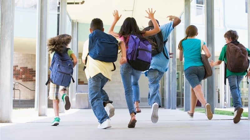 Se întâmplă într-un liceu din România! Chiulangiii, prinşi cu unde radio 