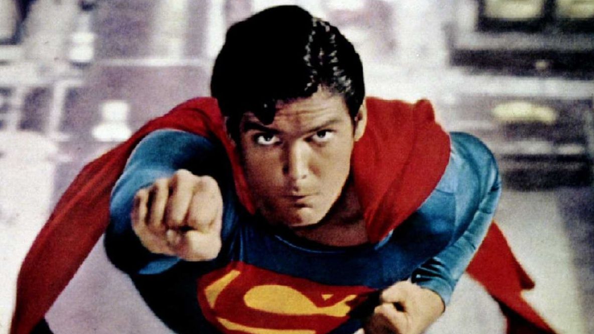 O echipă de editori video a recreat o zi din viața lui Superman cu o dronă RC și o cameră GoPro