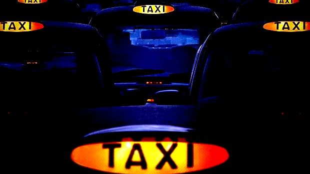 Se schimbă peisajul: apar taxiuri negre, şoferi în costum şi cravată, care ştiu engleza