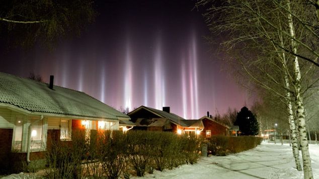 Pilonii de lumină plutitori: Bizarul fenomen de pe cerul Europei