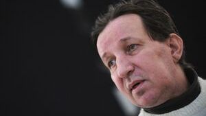 Trupul neînsufleţit al poetului Traian T. Coşovei, depus la capela cimitirului Bellu din Capitală