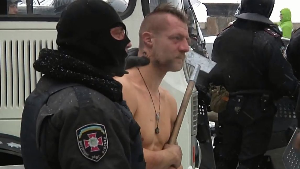 Protestatar ucrainean, dezbrăcat şi maltratat de poliţişti. Kievul îşi cere scuze 