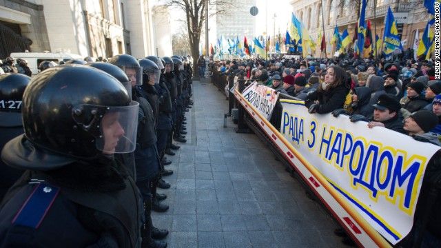 UCRAINA. Mişcarea de protest s-a extins MASIV în ţară. 14 administraţii regionale sunt BLOCATE