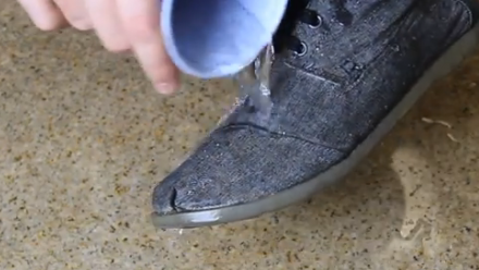 Cum să-ţi faci încălţămintea rezistentă la apă