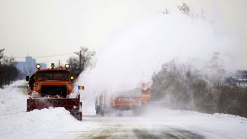 FURTUNA de zăpadă SUA: Zboruri suspendate pe aeroportul JFK, şcoli şi tribunale închise la New York