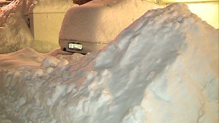 ÎNZĂPEZIŢI ÎNTRE BLOCURI. Stratul de zăpada atinge şi 20 de centimetri 