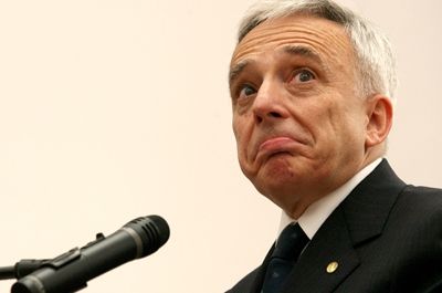 CREDITE BANCARE. Ce spune Isărescu despre reducerea la jumătate a RATELOR