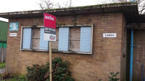 15 români s-au mutat într-o toaletă publică din Londra