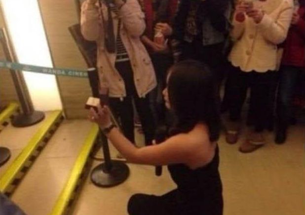 Prietena sa l-a cerut în căsătorie în public. Reacţia tânărului e ULUITOARE, nu o va uita niciodată