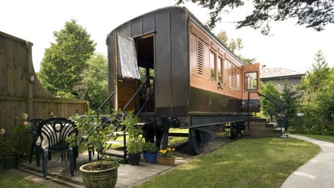 VAGON de TREN din secolul 19, transformat într-o CĂSUŢĂ cochetă de vacanţă FOTO