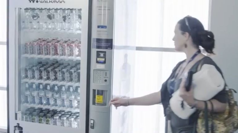 Cum vinde Sony un MP3 player: ambalat într-o sticlă plină cu apă