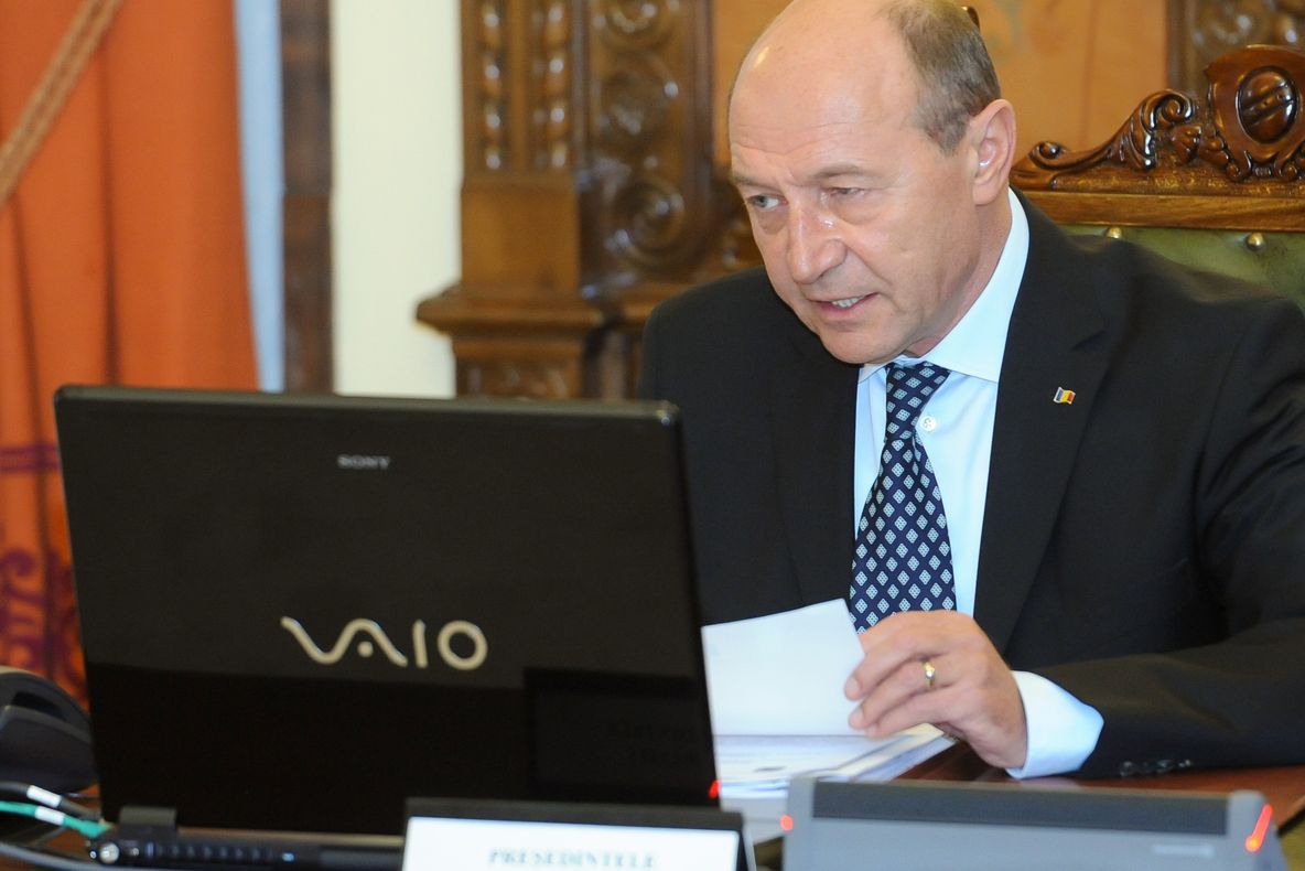 Cum a refuzat TRAIAN BĂSESCU o şpagă de 30.000 de franci belgieni în tinereţe