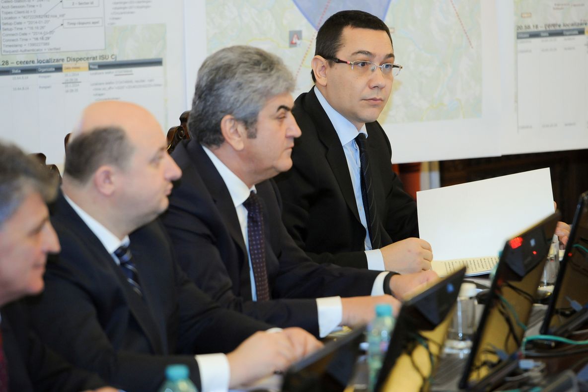 ACCIDENT AVIATIC. TRAGEDIA, analizată în CSAT. Băsescu, premierului: "Vi-l asumaţi în totalitate?"