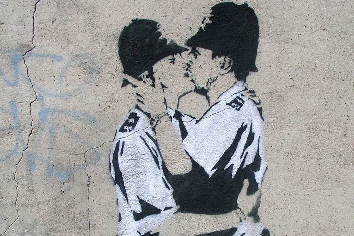 Doi poliţişti britanici stau îmbrăţişaţi şi se sărută. Câţi bani s-au plătit pentru asta