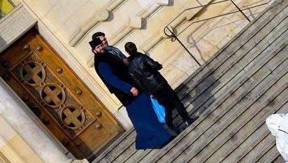 Gest incredibil în faţa unei catedrale. Preoții și-au făcut cruce şi au spus că e BLASFEMIE 