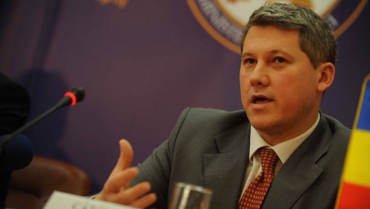 PDL vrea demisia lui Antonescu din funcţia de preşedinte al Comisiei de revizuire a Constituţiei