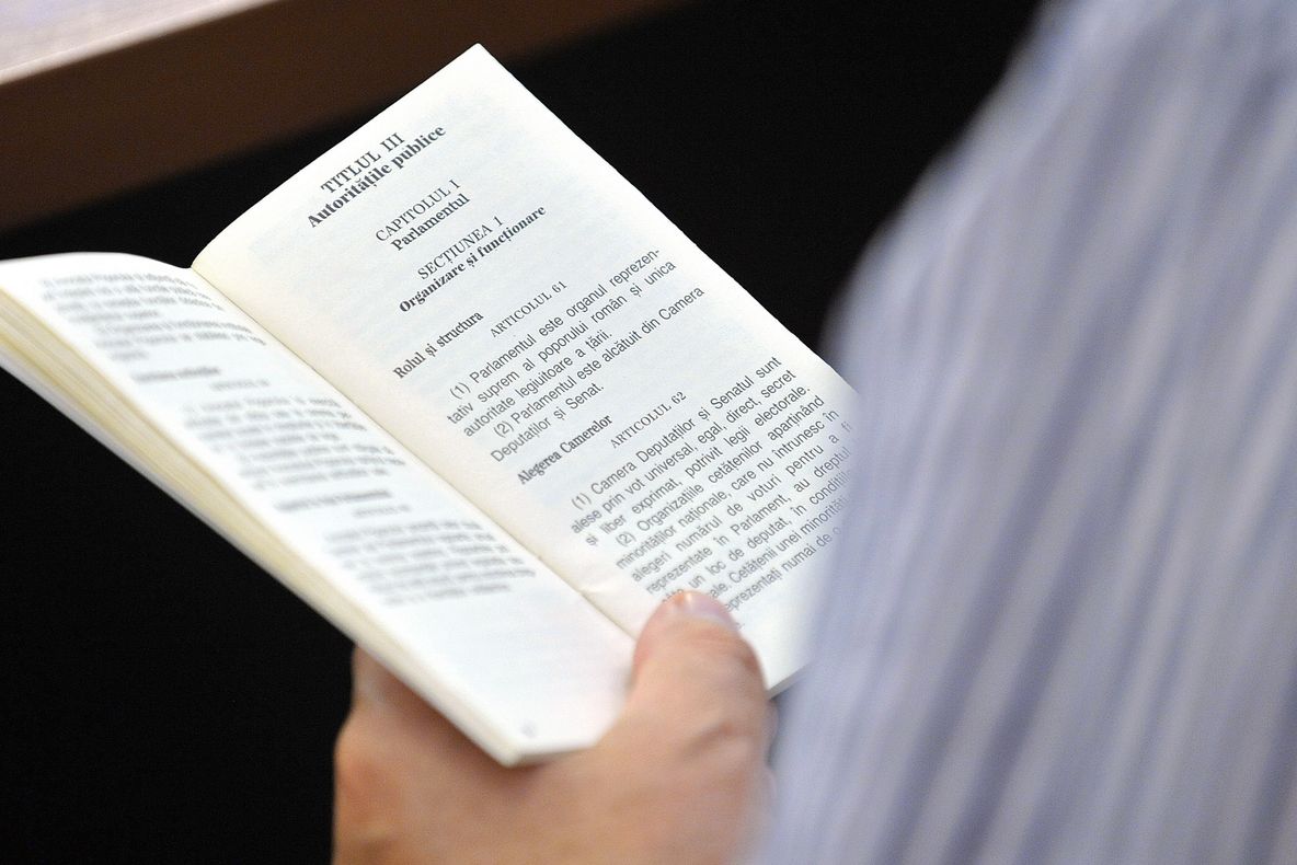 GUVERNUL PONTA 3. Revizuirea Constituţiei nu mai apare în Programul Guvernului 