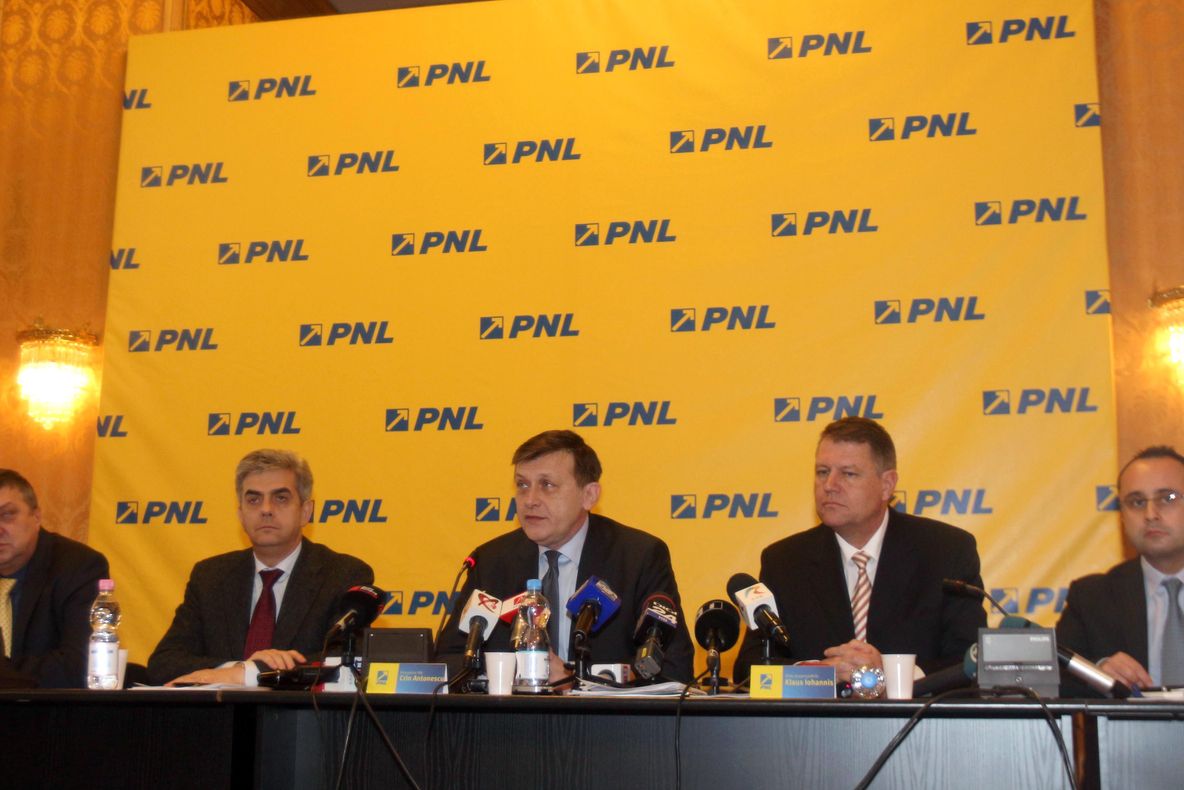 PNL SCHIMBĂ PATRU MINIŞTRI: Nominalizările lui Atanasiu, Nicolăescu, Buşoi şi Johannis, validate