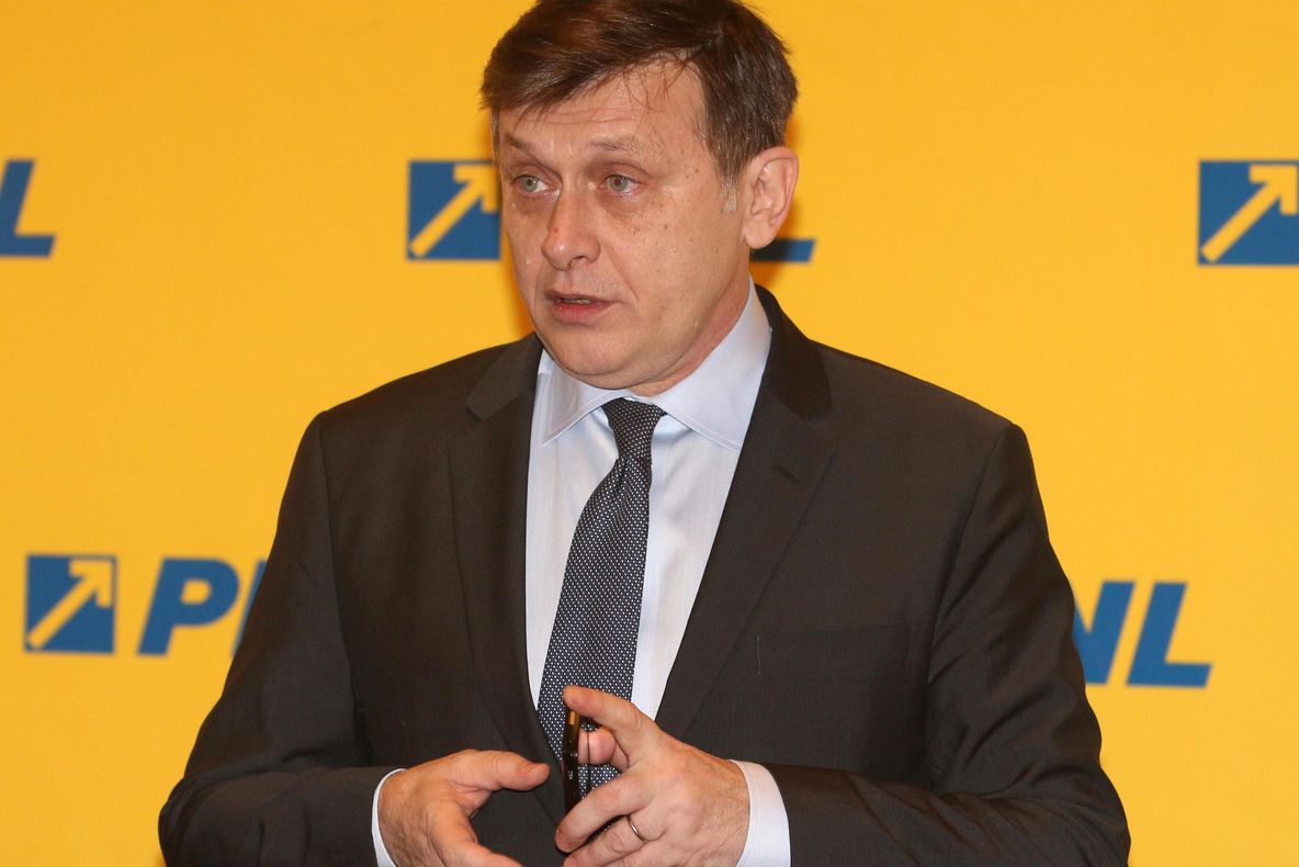 CRIN ANTONESCU convoacă de urgenţă conducerea PNL. Va cere un nou mandat din partea PNL