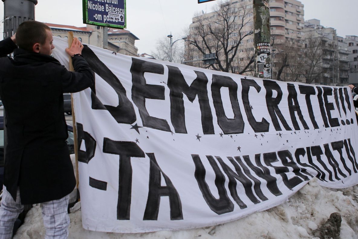 PROTESTE în BUCUREŞTI. Traficul a fost blocat la Piaţa Romană