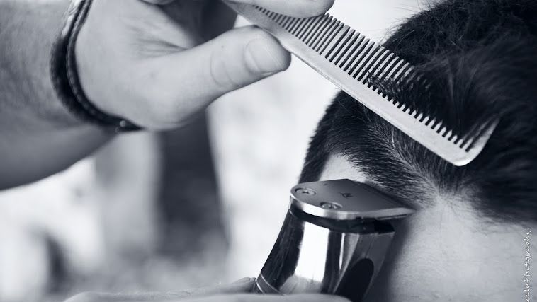 Un bărbat şi-a găsit SFÂRŞITUL LA FRIZERIE. A murit în timp ce frizerul îl tundea 