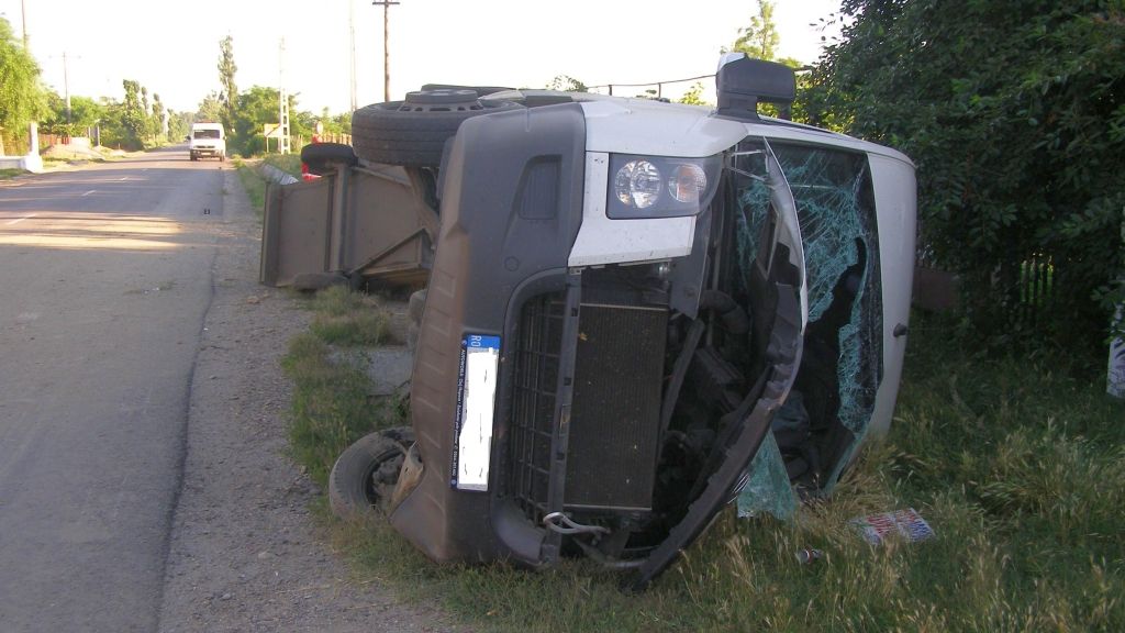 Accident grav la Sibiu. Un microbuz de transport marfă s-a ciocnit cu un tir pe DN 1