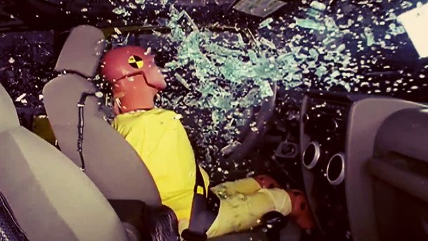 Specialiștii explică cum reacționeză și ce păţeşte corpul uman într-un accident auto