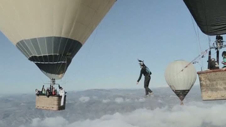 ACROBAŢII pe sârmă la peste 3000 de metri înălţime