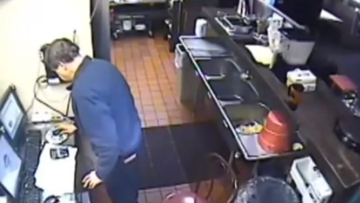 Scenă șocantă filmată în bucătăria unui restaurant Pizza Hut. Ce a făcut un angajat