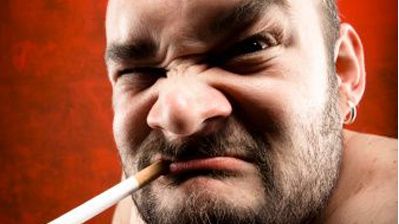 FUMĂTORII SUNT PRINCIPALII VINOVAŢI! Raportul care îi învinuieşte pe cei care au acest viciu 