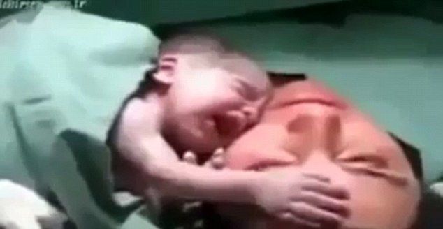 ÎNDUIOŞĂTOR. Moment UNIC, filmat: un bebeluş nou-născut NU VREA să se despartă de mama sa