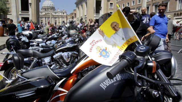 O MOTOCICLETĂ Harley-Davidson, aparţinând Papei Francisc, a fost VÂNDUTĂ la licitaţie