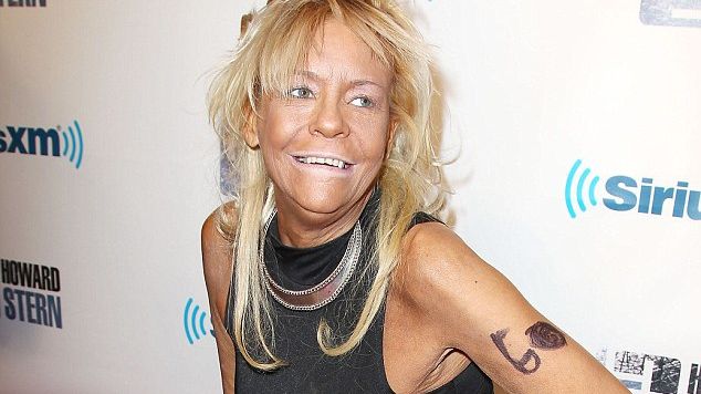 Cine a invitat-o la petrecere? A căzut lată pe covorul roşu 