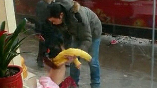 TATĂ de COŞMAR. Imagini surprinse pe stradă care i-au ŞOCAT pe trecători