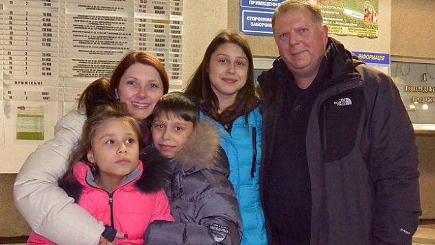 Un cuplu de americani a înfiat patru copii din Ucraina, în timpul conflictului din Kiev 