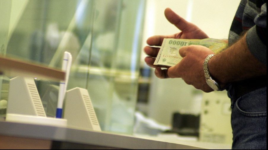 RATĂ LA JUMĂTATE. PONTA: Ratele reduse la credite-aplicate în Italia de BERLUSCONI şi şeful băncii  