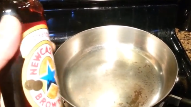 Ce crezi că se întâmplă atunci când se pune bere într-o tigaie încinsă? EXPERIMENT VIDEO