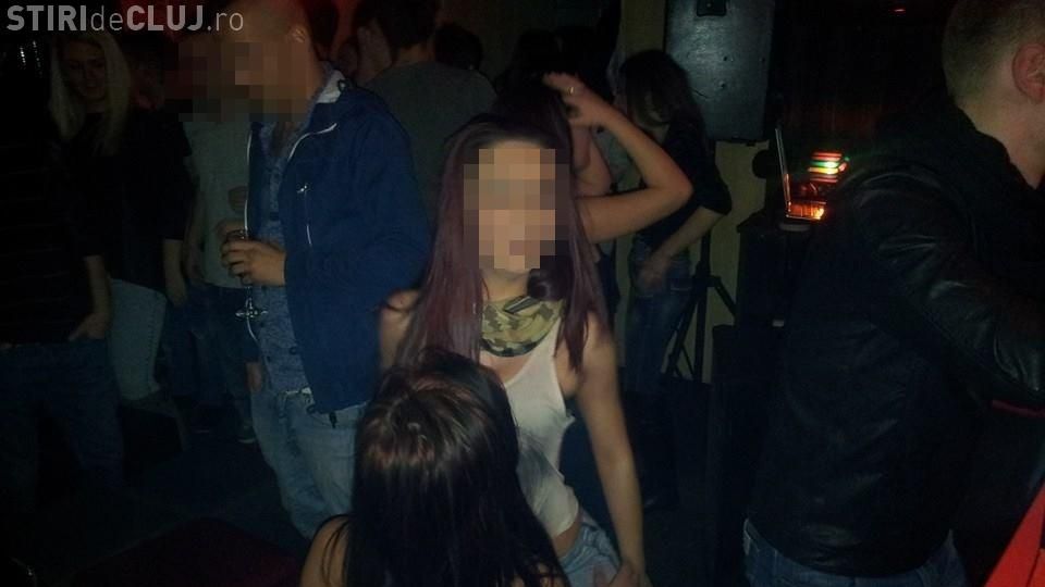 SCANDAL între ELEVE şi PIŢIPOANCE, după ce patronul unei cafenele a postat un filmuleţ pe FACEBOOK 