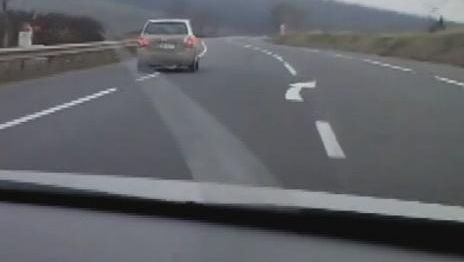 În zig zag pe CONTRASENS. Şoferul INCONŞTIENT care se crede la Formula 1 