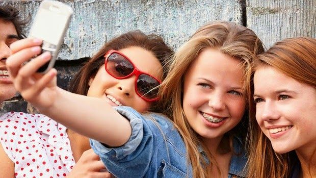 PERICOLUL ASCUNS al fotografiilor de tip SELFIE la tineri. Medicii avertizează: "Se răspândeşte"