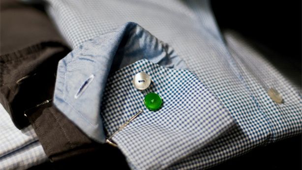 Cum să împătureşti o cămaşă folosind o carte 