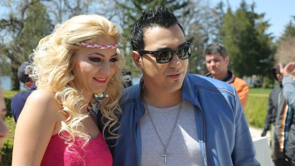 O manea se bucură de un succes uriaș în Italia. A primit discul de platină pentru vânzări