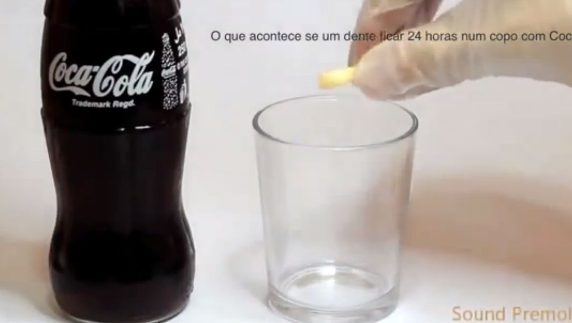 Ce se întâmplă cu un dinte care stă 24 de ore în Coca Cola. Experimentul care şochează